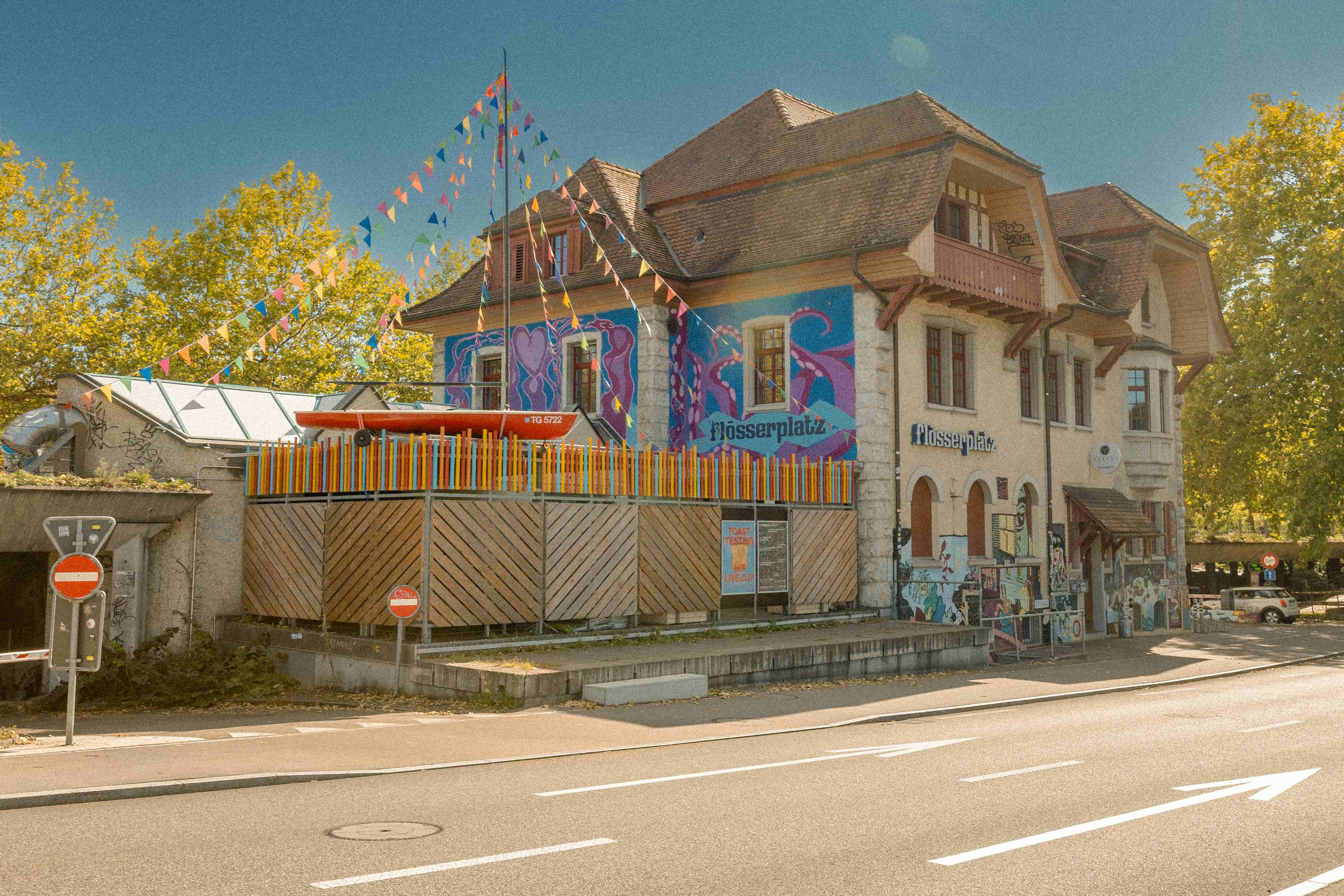 Jugendkulturhaus Flösserplatz_Aussen mit KANTE2_small_©Jonathan Brändli Jugendkulturhaus Flösserplatz_Aussen mit KANTE2_small_©Jonathan Brändli